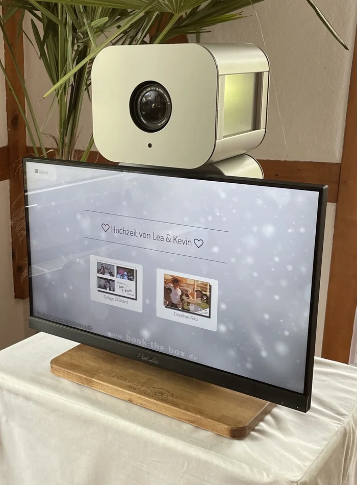Gebaute Fotobox im Einsatz, Kamerakopf über dem Touchmonitor auf der Holzplatte